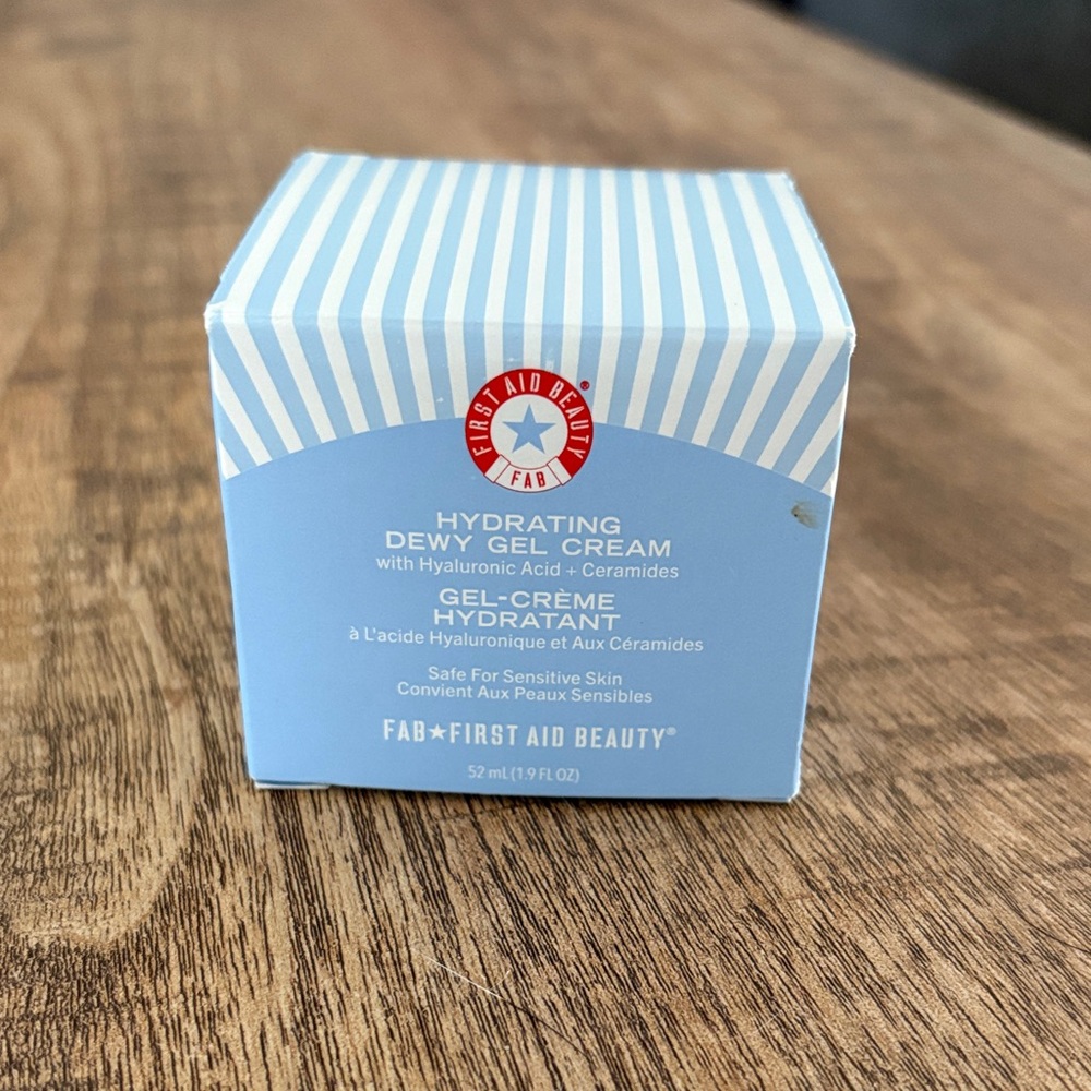 First Aid Beauty Hydrating Dewy Gel Cream - Blue an